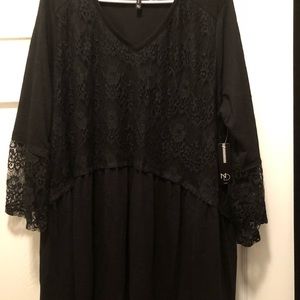 Beautiful black top with 3/4 sleeve.